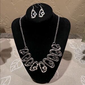 Paparazzi Elegant Silver Necklace and Earring Set